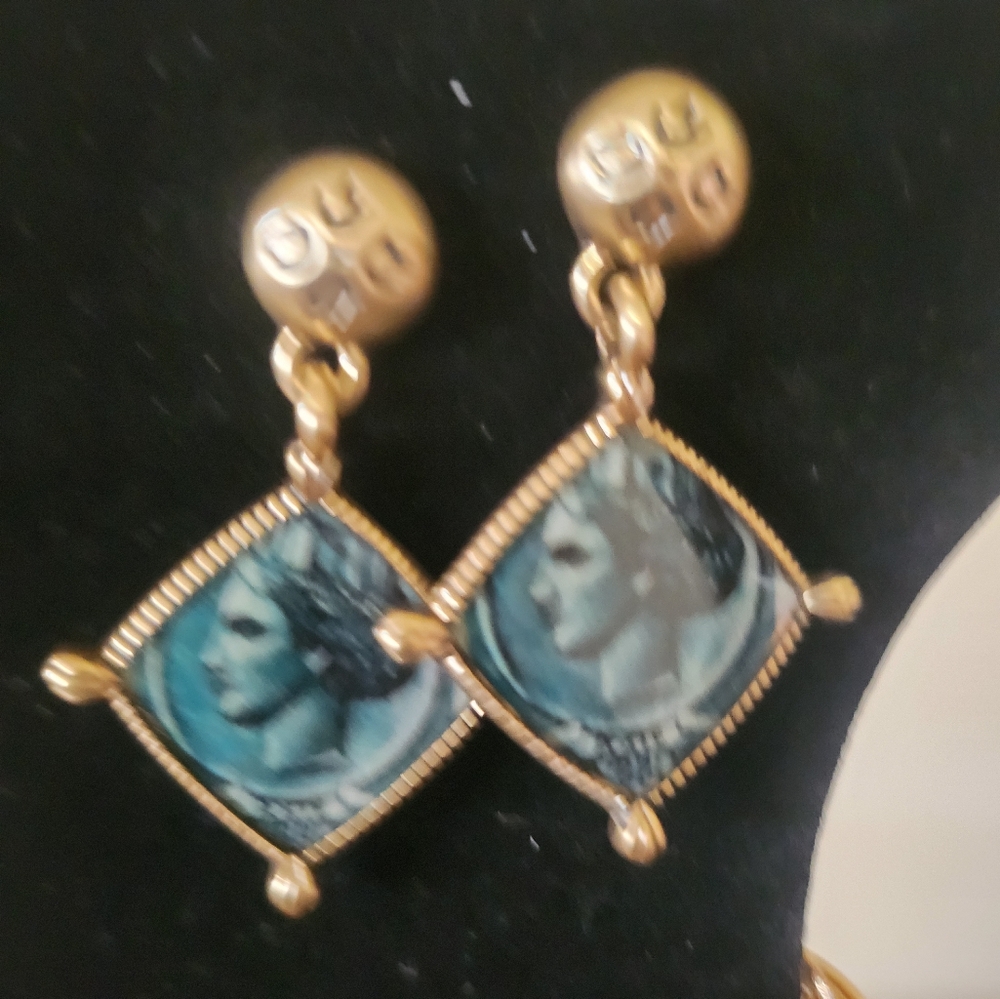 Patricia Nash Cameo Dangle Gold Pierce Earrings New - Picture 5 of 8